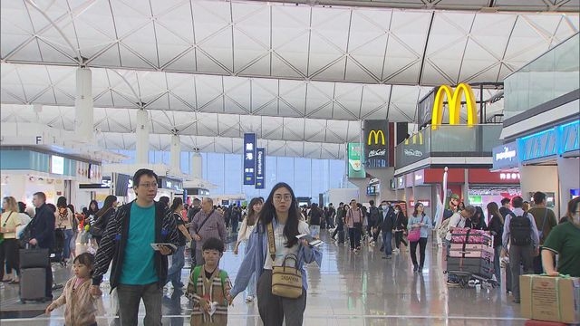 機艙老鼠｜58歲內地男涉越南來港航班盜竊　偷信用卡「斷正被捕」