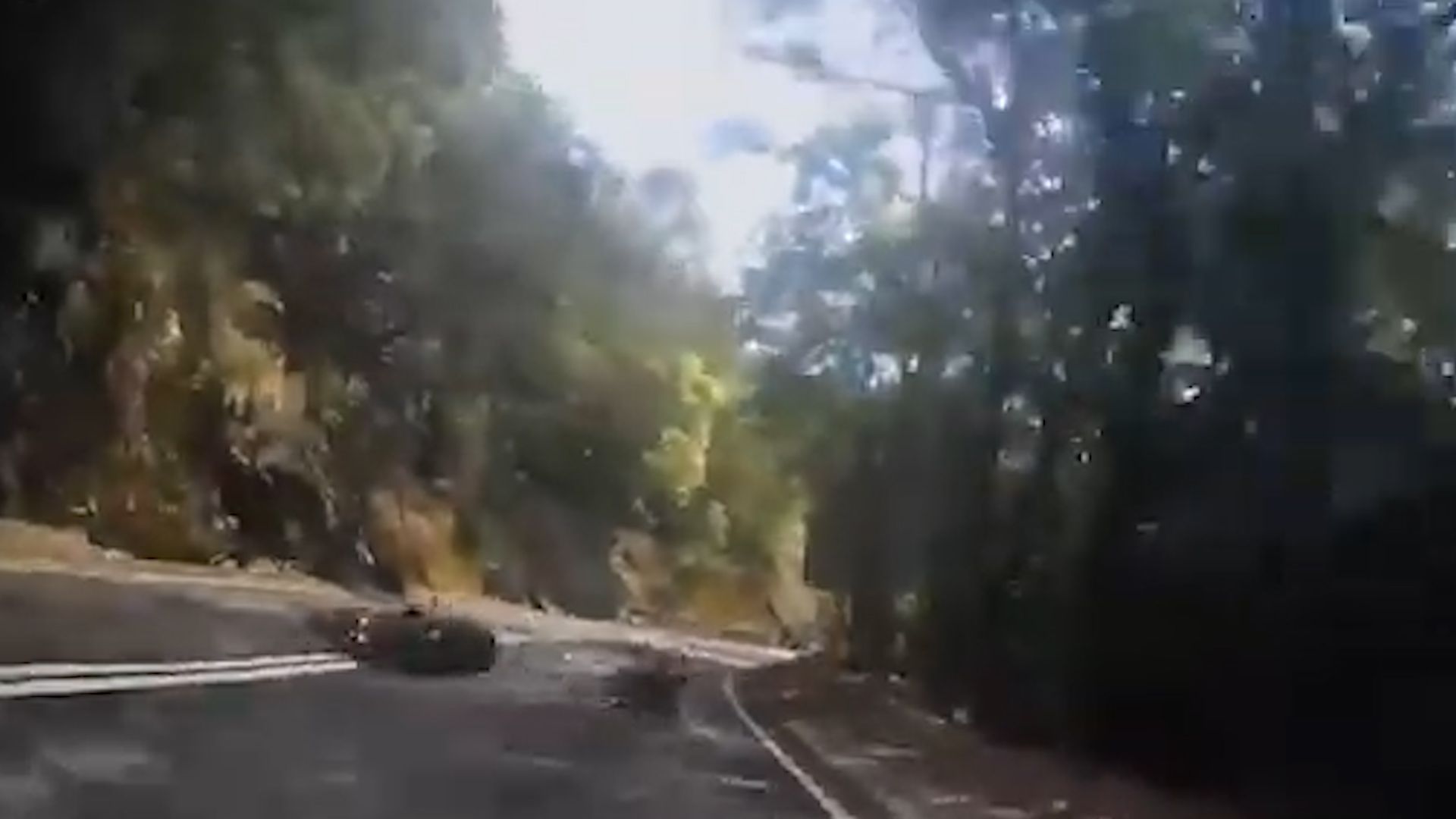 荃錦公路鐵騎士彎位失事翻滾6圈，電單車撼向山邊再反彈。