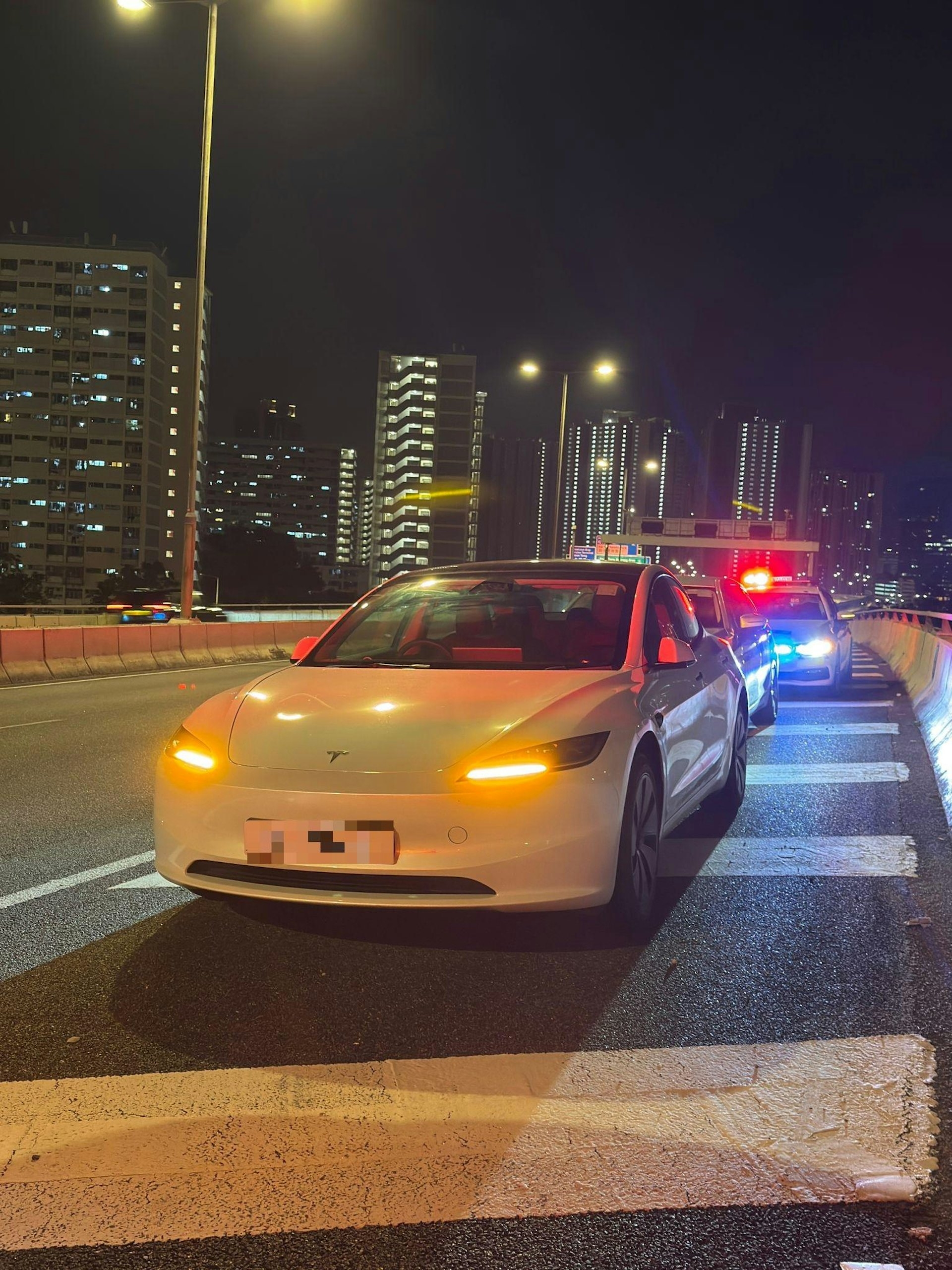 涉案車輛包括一輛Tesla。（警方圖片）