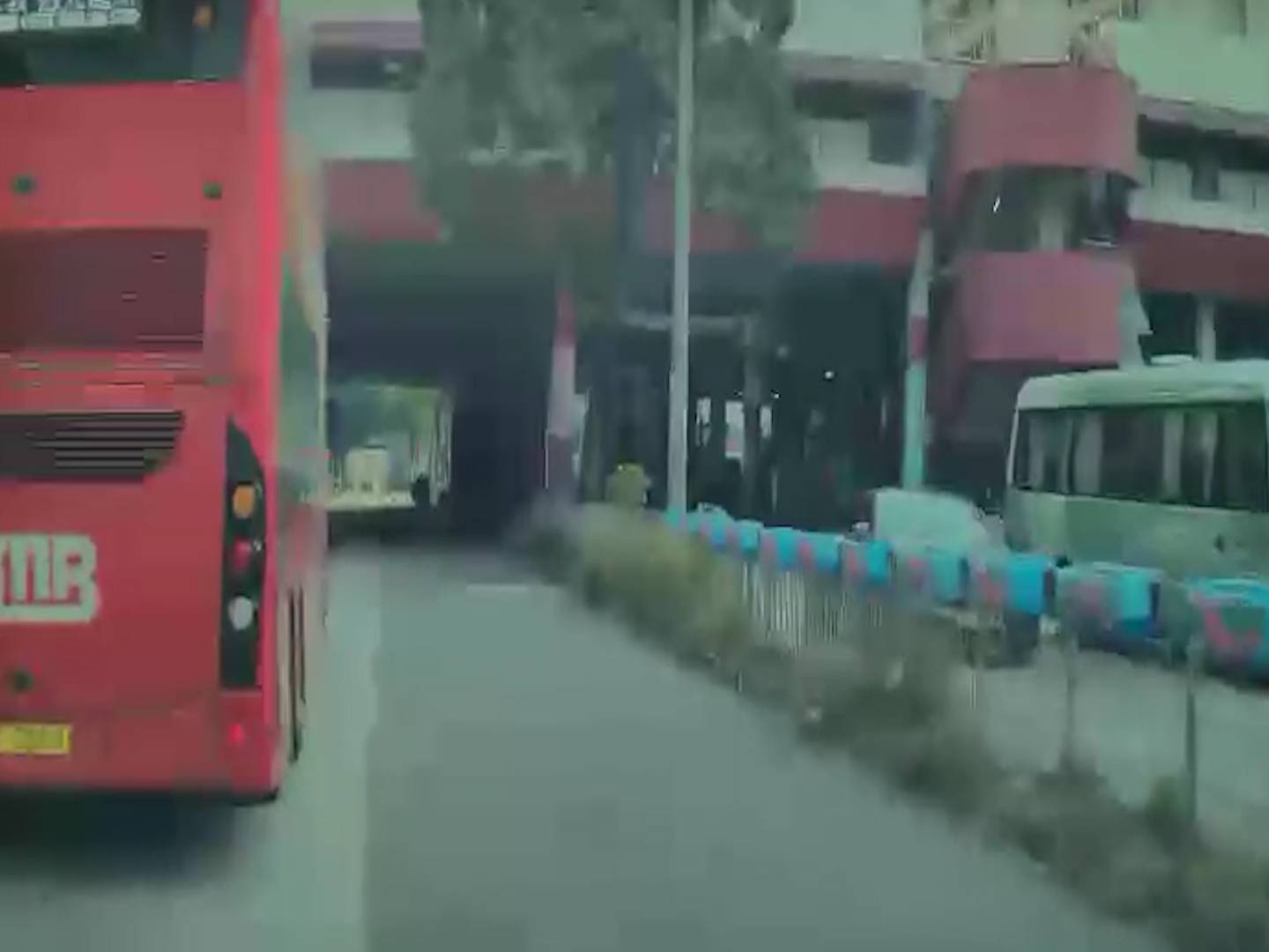 屯門「紙皮手推車」逆線行馬路全拍下