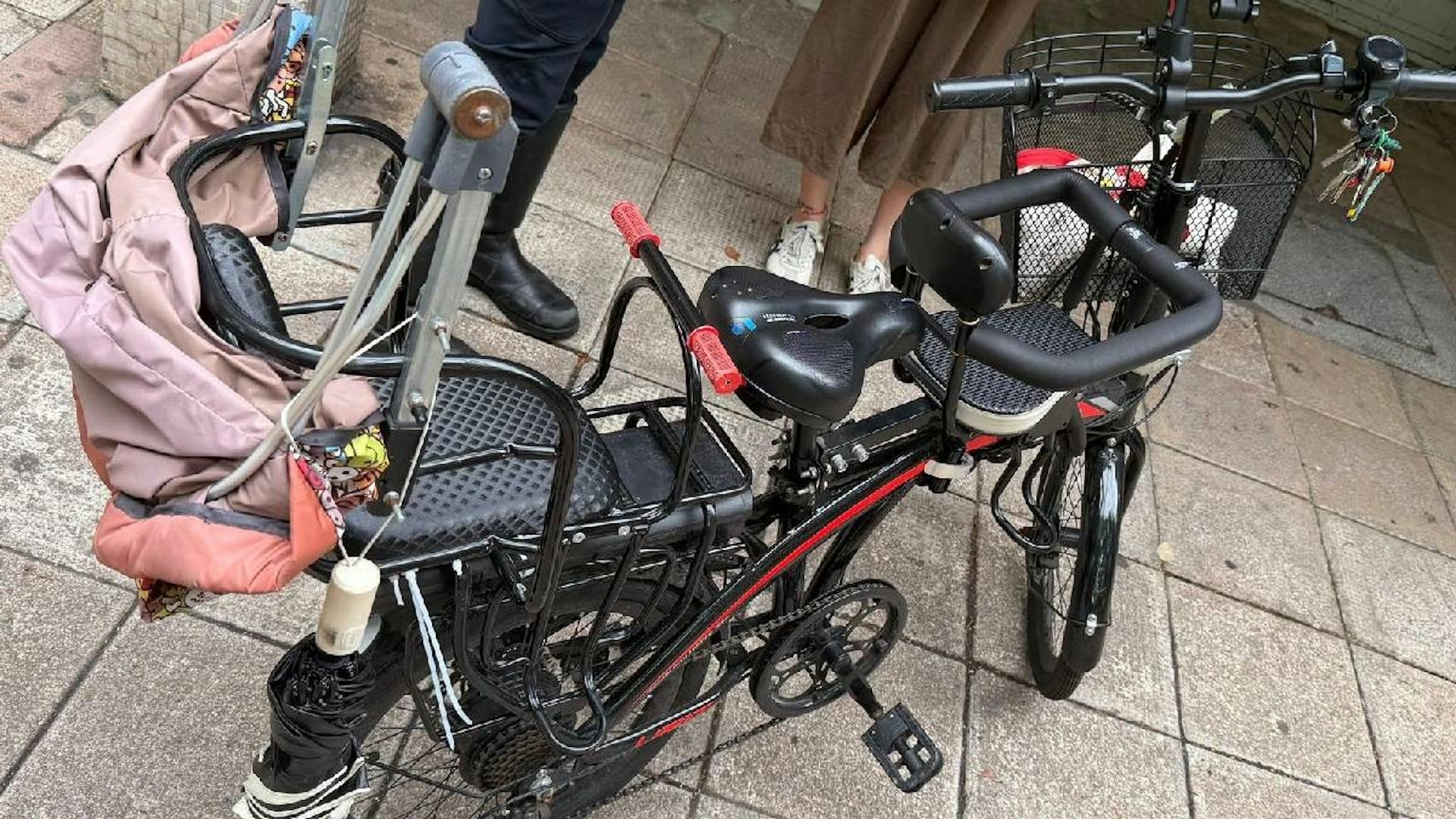 27部電動單車及兩部電動滑板車被警方扣查。（警方圖片）