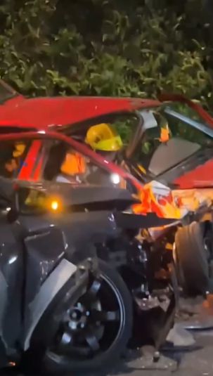 大帽山福士GOLF疑失控越線撼對頭AE86，經典車被毀。