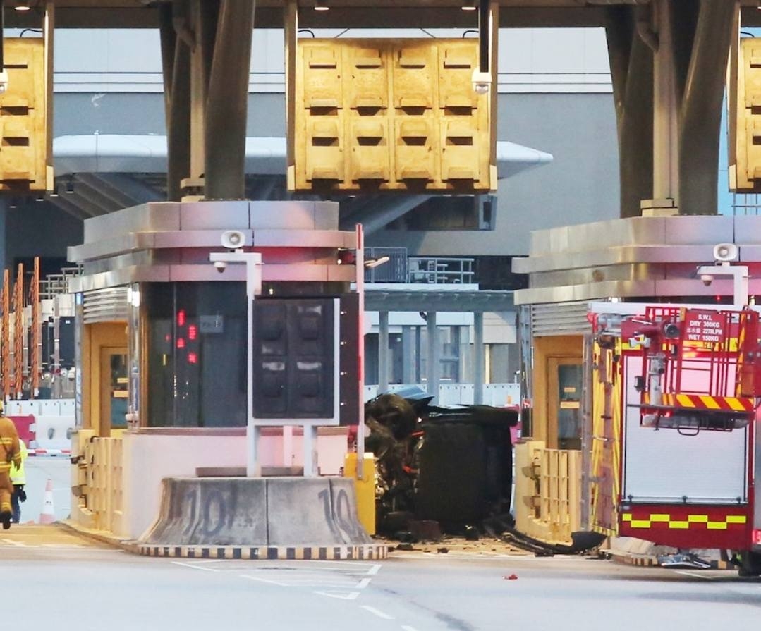 港珠澳大橋私家車撞通關檢查亭　翻側後夫婦被困　妻送院身亡 （fb＠車cam L（香港群組））