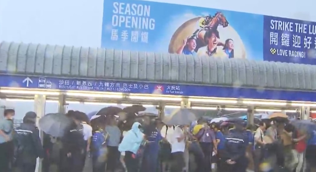 馬季開鑼｜馬迷未能提早入場被大雨淋濕　不滿表示「希望檢討下」