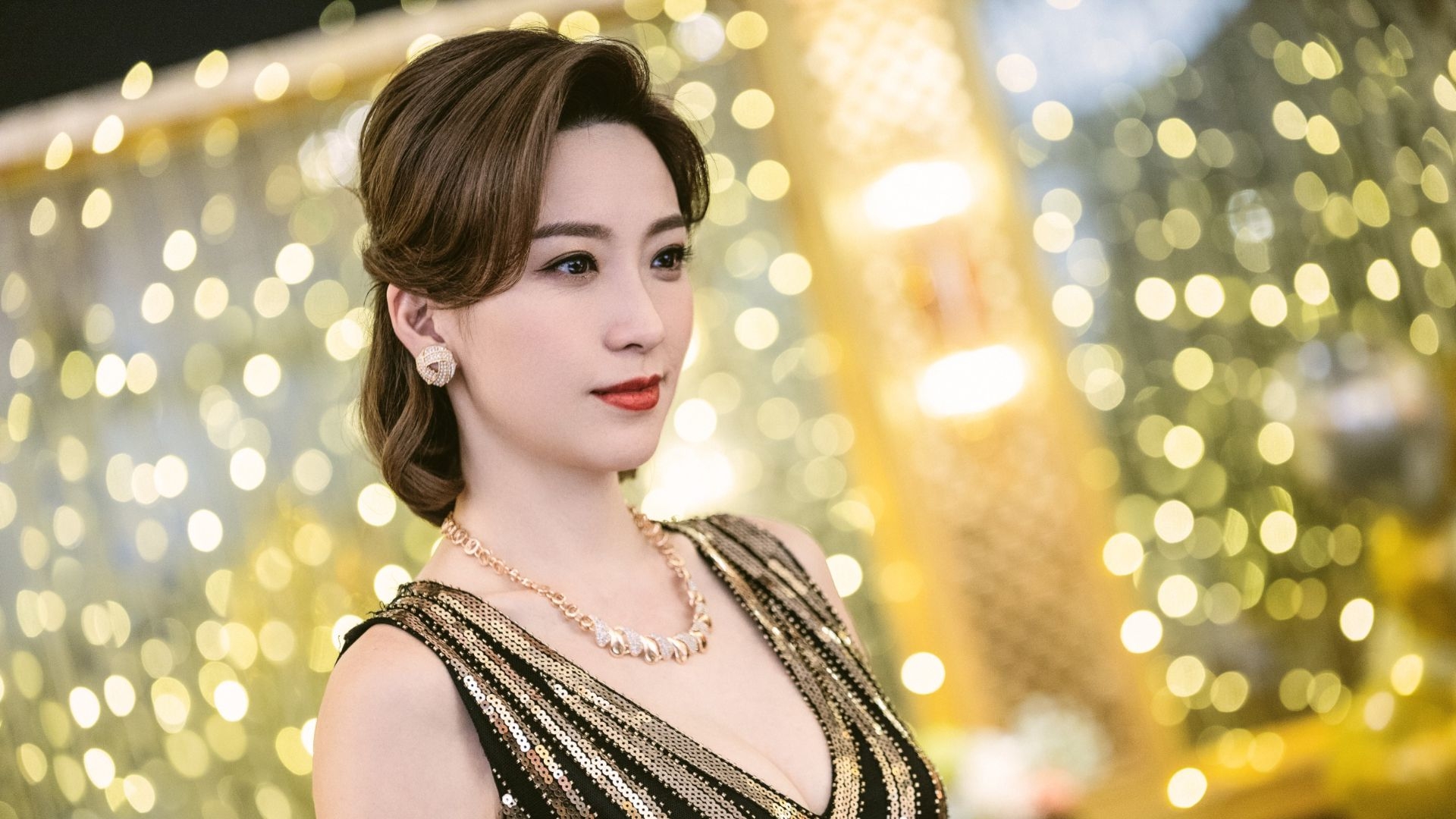 姚子羚劇中飾演警花卧底，為咗查案混入萬國城做實習媽媽生。