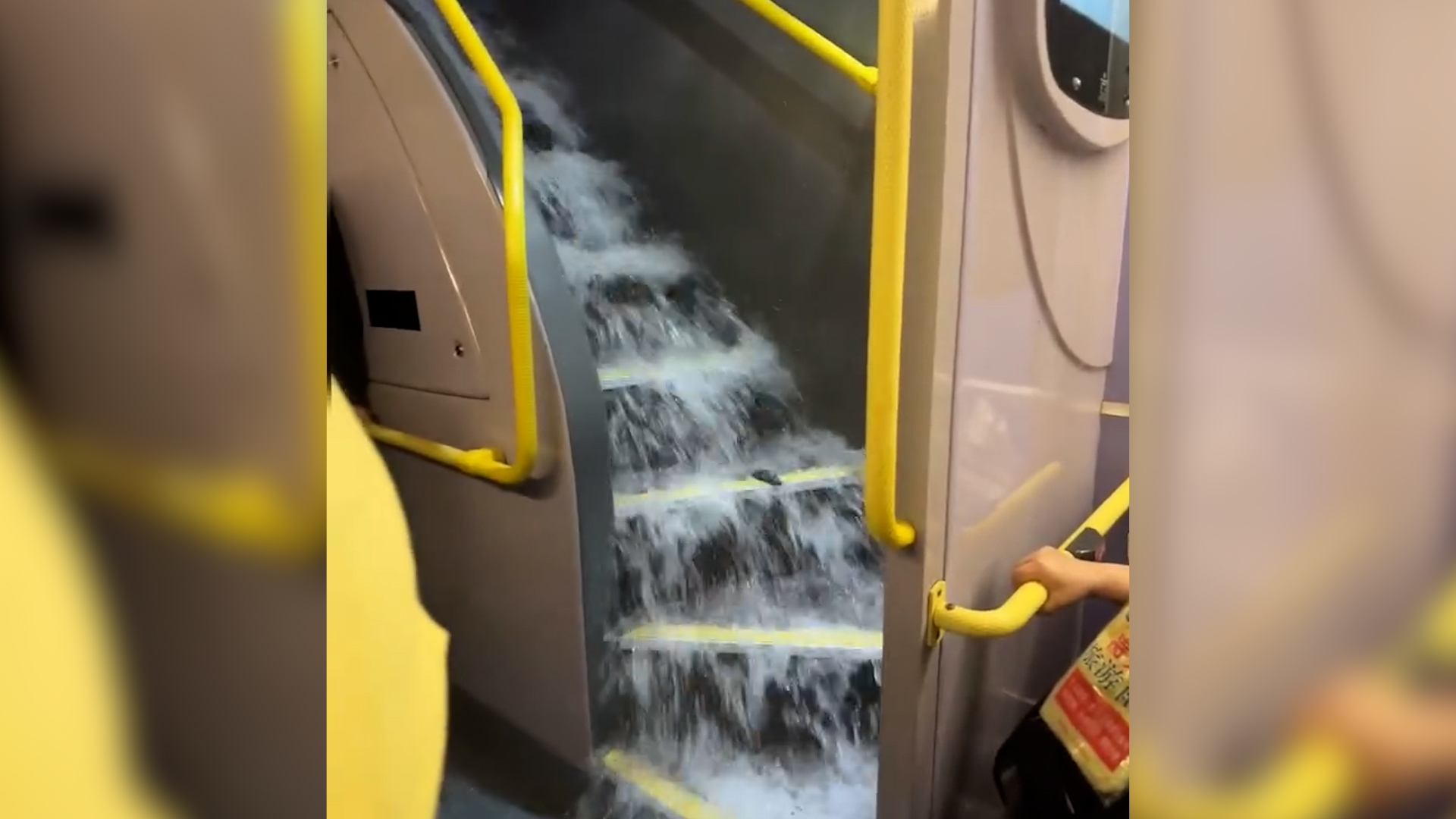 暴雨變「激流探險」？觀光巴士變瀑布　全車內地客濕透影片引爆網絡 （網上影片截圖）