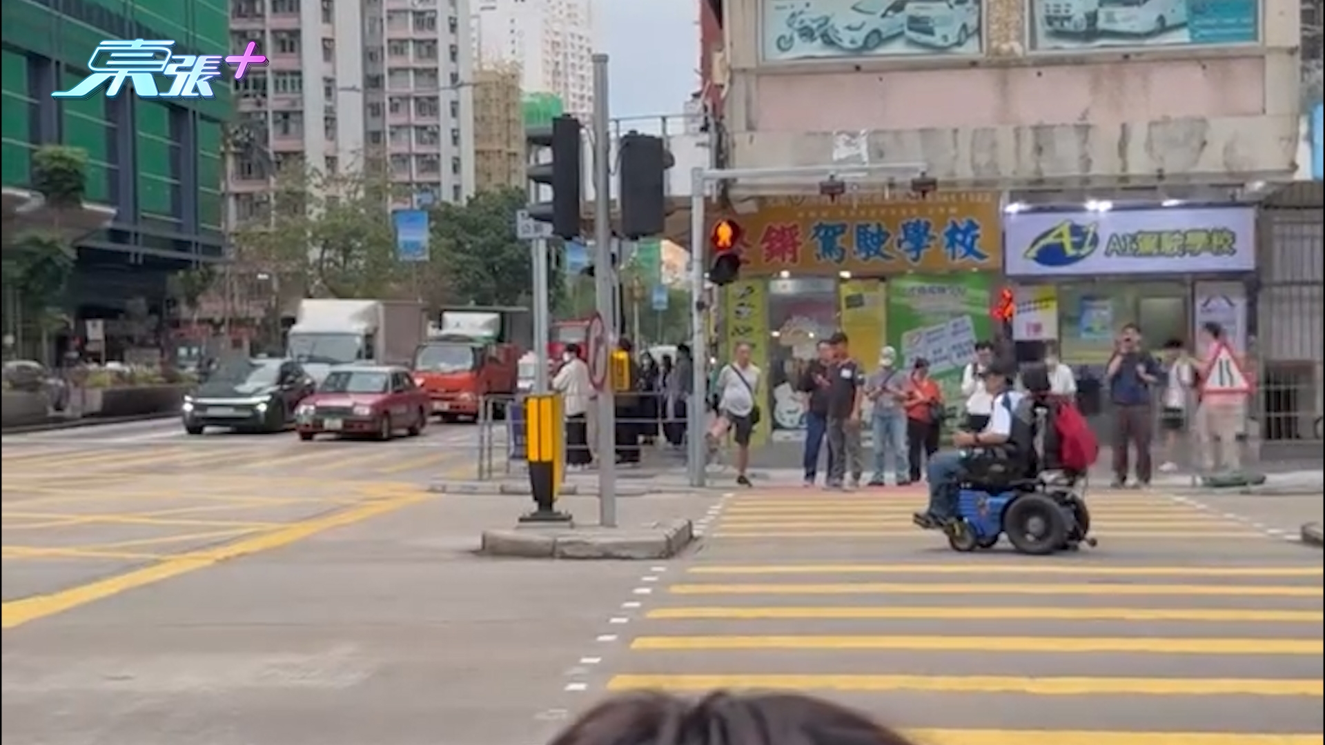 東張西望報料｜深水埗電動輪椅「奔馳」馬路　車流中突然停低　觀眾：準備開Uber接單？