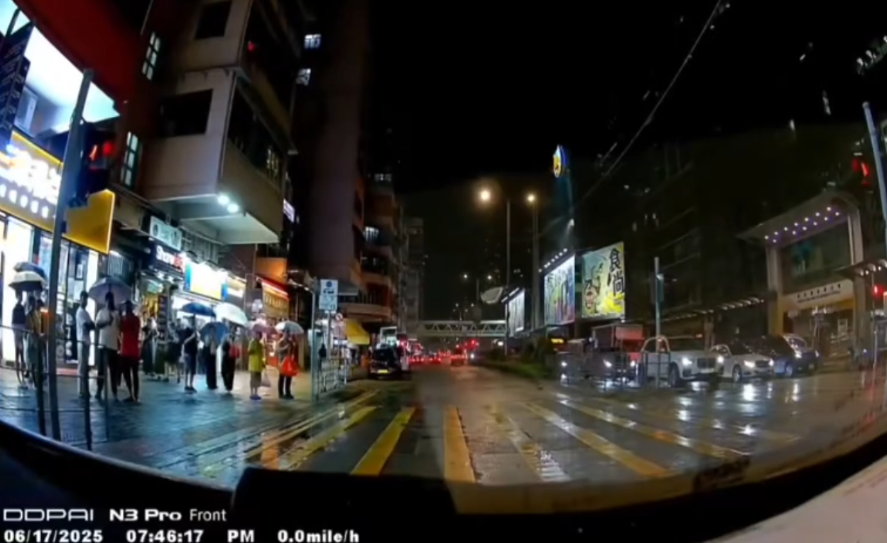 車Cam直擊｜港版「龜仙人」衝紅燈被呠唔忿氣
