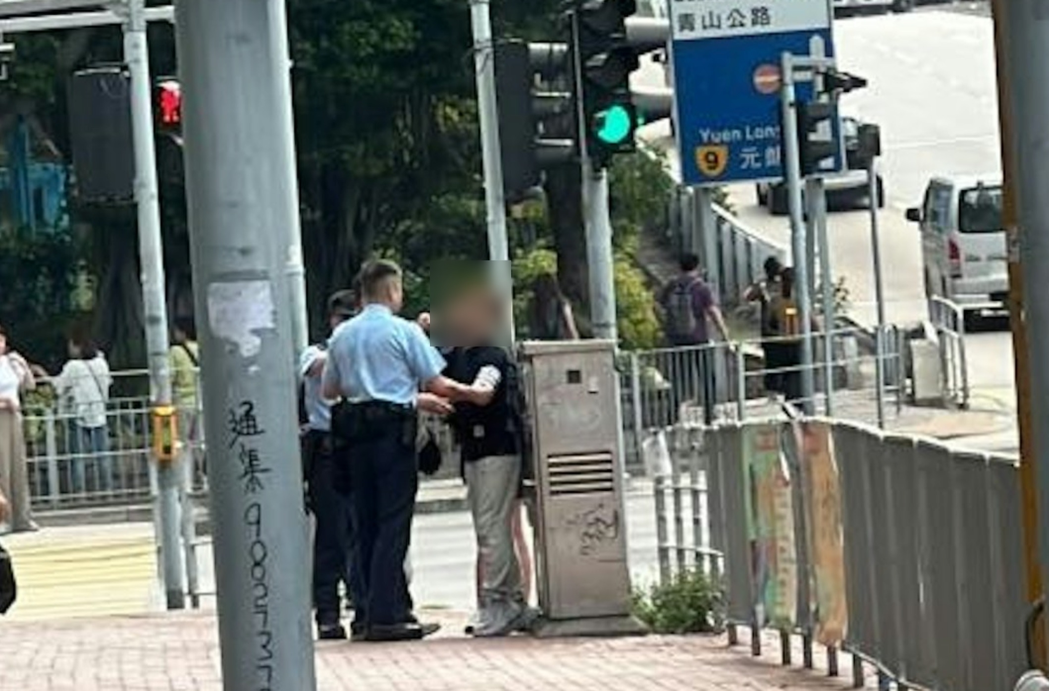 東張西望報料｜屯門男子衝杯渡路開的士車門毆打司機　警列「襲擊案」調查 （FB＠joe chan）
