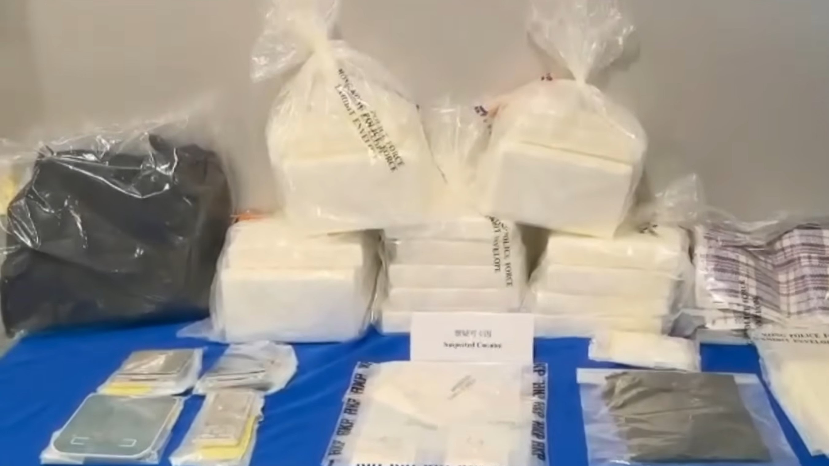 涉案物品。（警方YouTube直播截圖）