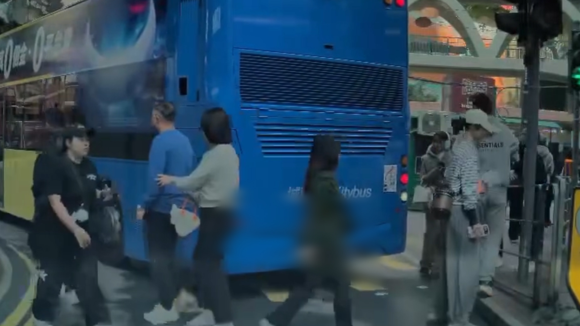 車Cam直擊｜銅鑼灣雙層巴士紅綠燈突倒車　片主：差啲撞到途人 (FB@ExhilaratingElk8888)