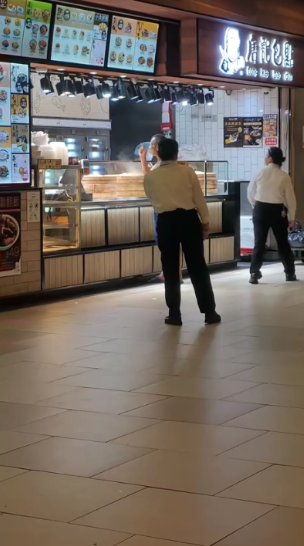 阿叔大鬧唐記包點怒斥「無叉用」　找店員晦氣被商場保安KO