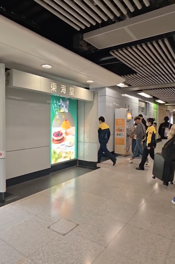 港鐵黃大仙站「兩蚊黨」被職員帶走　疑違規用$2乘車優惠　網民齊聲譴責 (網上影片截圖)