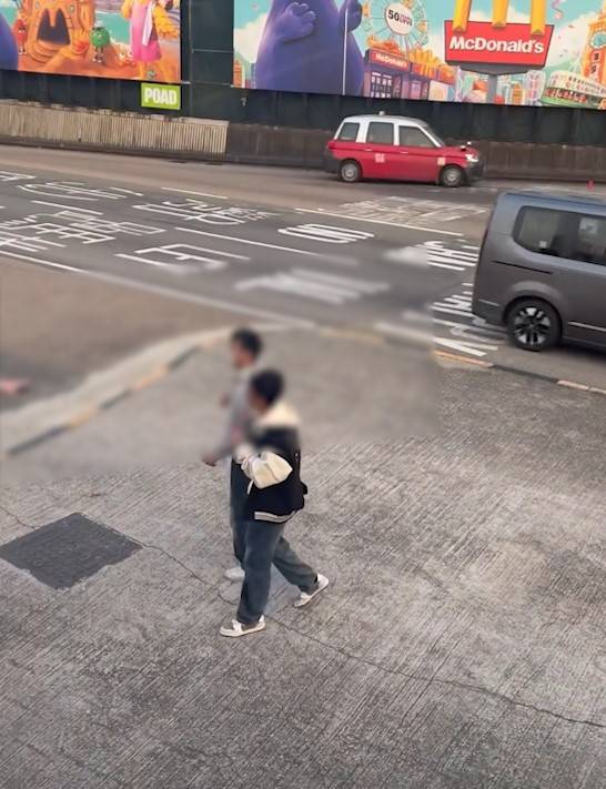 兩男誤闖紅隧口過馬路，最後要職員帶走。(T@nicola223)