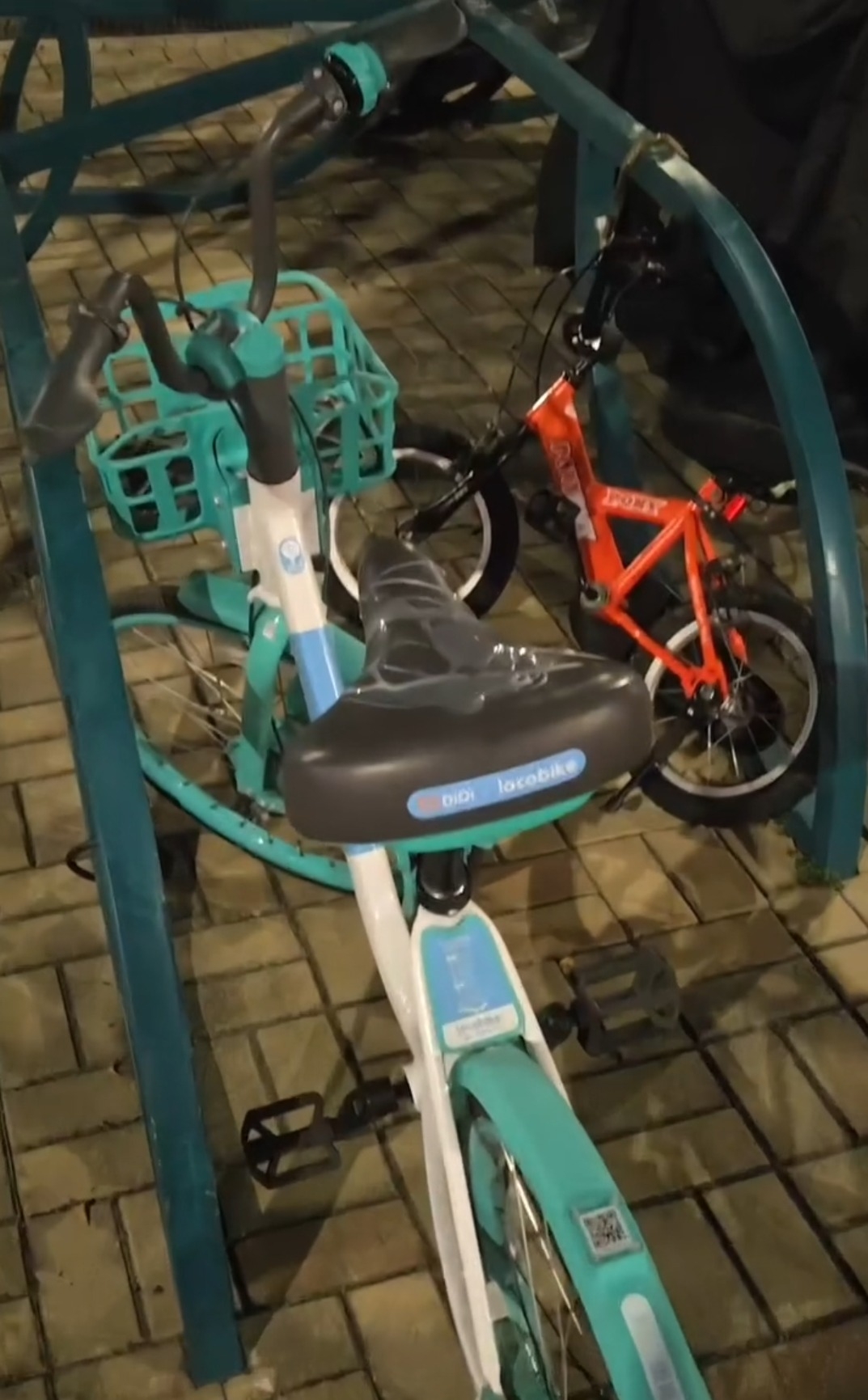 荃灣西單車公園共享單車驚現乳白色「不明液體」！　惡作劇惹網民怒斥：影響市容兼無恥