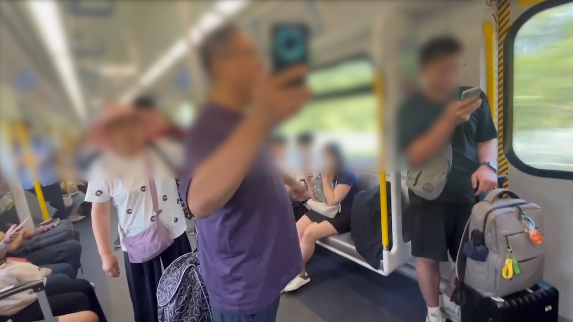 東張西望報料｜東鐵普通話大叔擺袋霸位唔畀人坐　被全車人鬧仲聲大夾惡理論