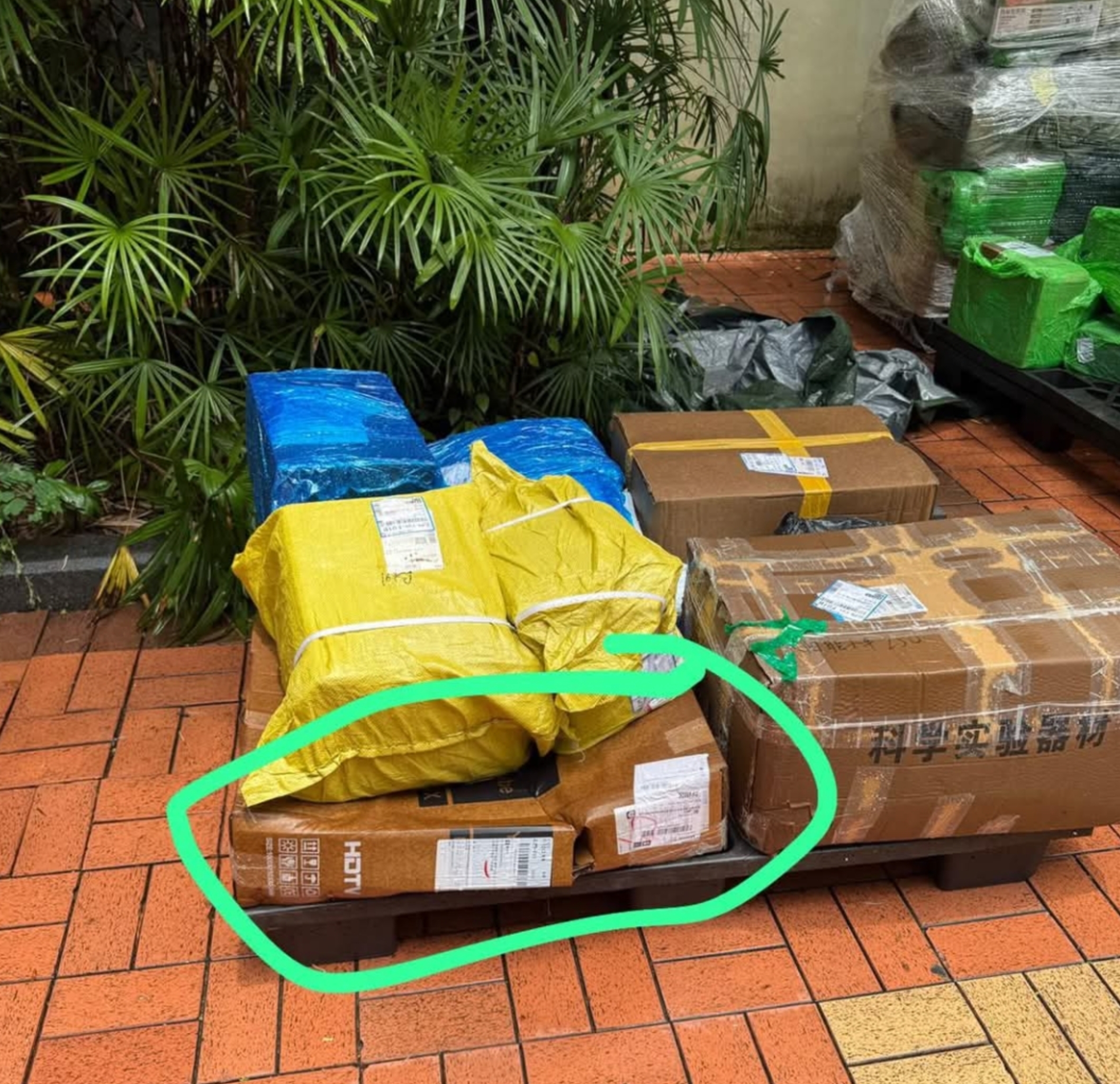 東張西望報料｜內地網購「送貨上門」變貨物擺滿街　包裹堆積阻路兼擋消防設施　市民怒轟：投訴一年都無用 （觀眾陳小姐提供）