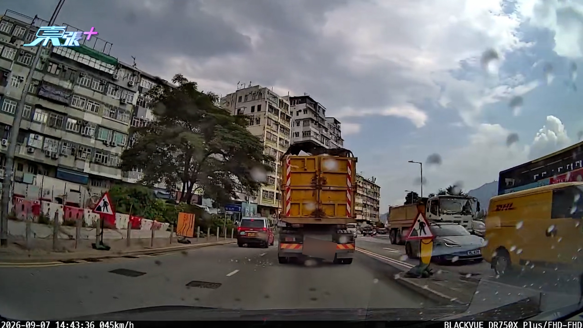 車Cam直擊｜茶果嶺夾斗車跌磚「陷阱」　馬路變瑪利歐賽車險生意外 （FB@KFung／車cam L（香港群組））