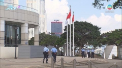 臨近七一灣仔會展一帶加強保安 連接會展天橋兩旁放滿鐵馬