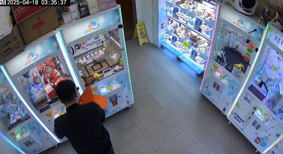 四眼男兩分鐘內偷至少6盒玩具