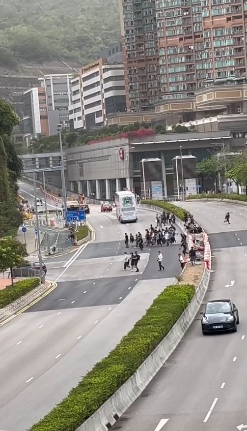 調景嶺大批巴士迷衝馬路為影巴士