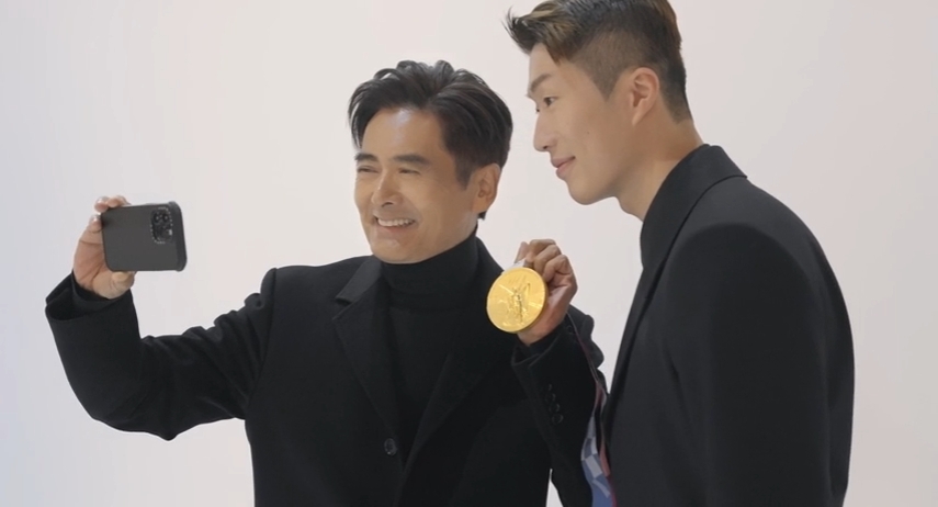 發哥跟張家朗惺惺相惜，越講越開心。