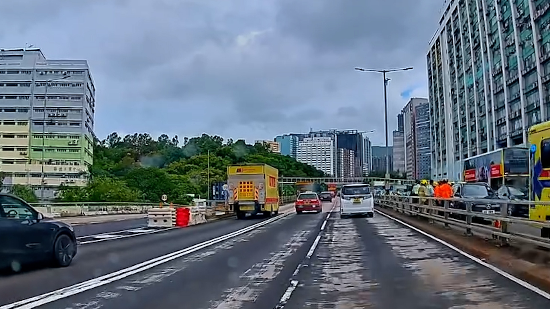 車Cam直擊｜荃灣新路開路「連續3日」有車禍　相同位置出現交通意外（FB@車cam L（香港群組））