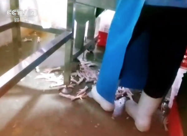 ▲▼男子稱長期吃315曝光雙氧水漂白雞爪後便血。（圖／翻攝自微博）