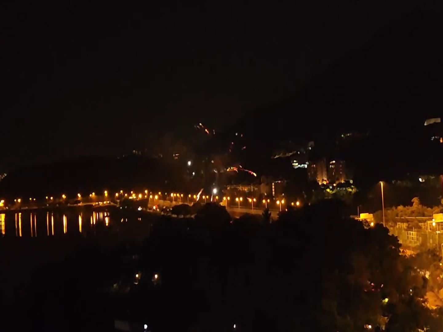 吐露港現「民間煙花匯演」賀蛇年