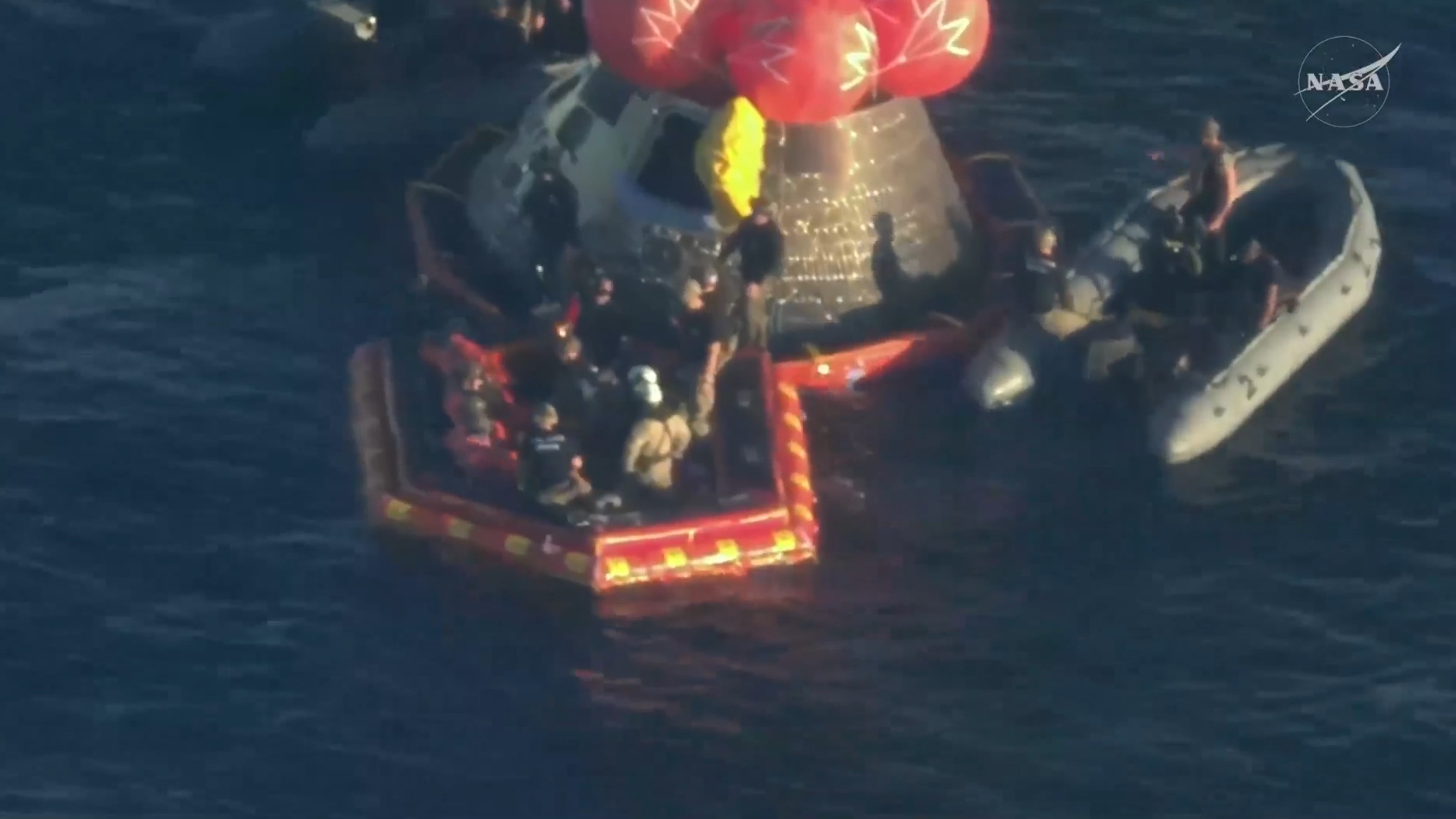 美國海軍出動運輸艦，前往執行回收任務，把飛船內四名太空人移出艙。（Facebook直播截圖／NASA - National Aeronautics and Space Administration）