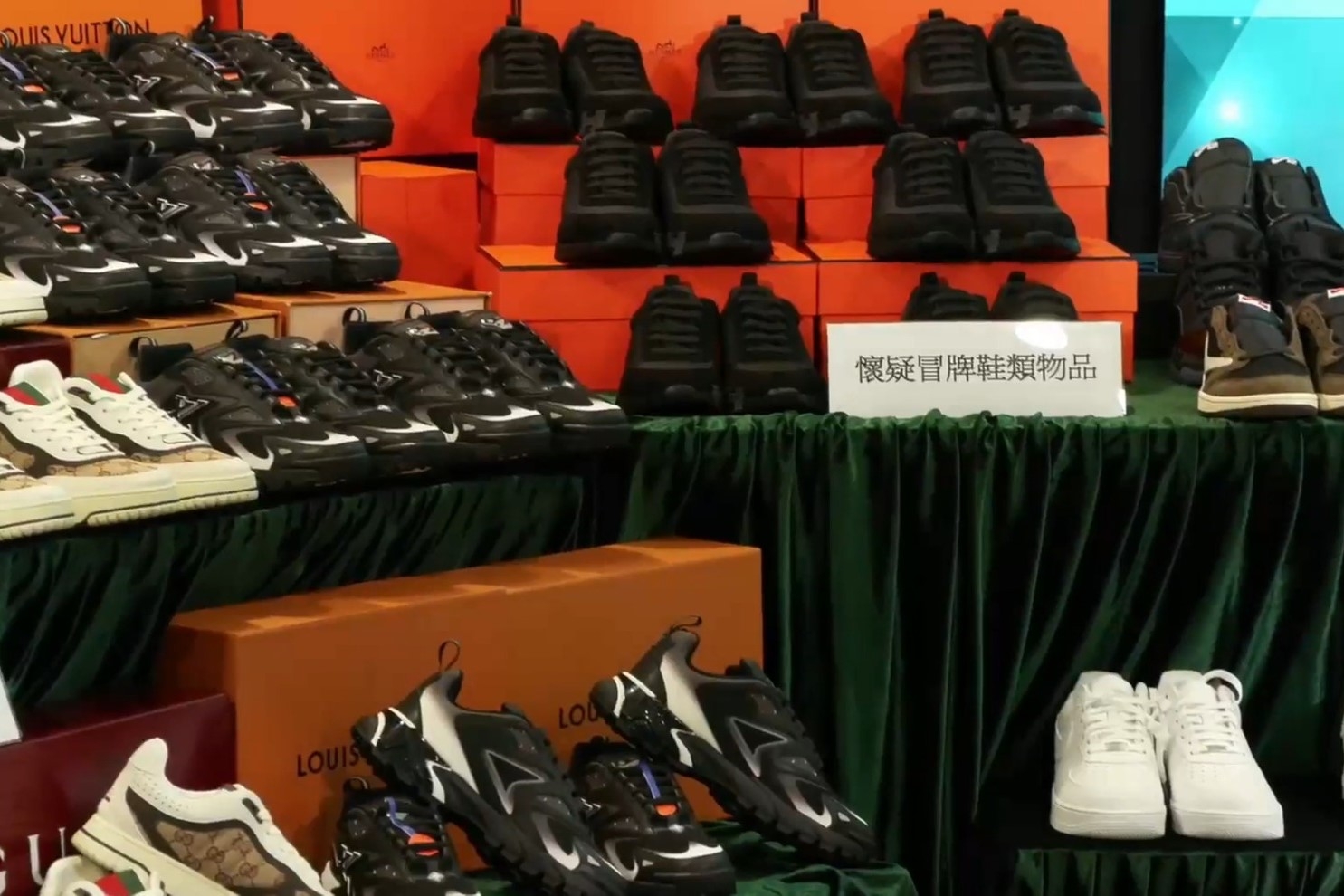 香港海關採取特別行動，打擊跨境轉運冒牌波鞋活動，檢獲1.8萬件冒牌物品，市值約1000萬元，2名入境貨車司機被捕。（海關Facebook直播截圖） 