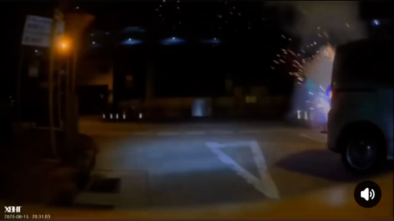 爆炸時發出轟隆一聲，有白煙冒出，並同時閃出白光。（Facebook影片截圖）