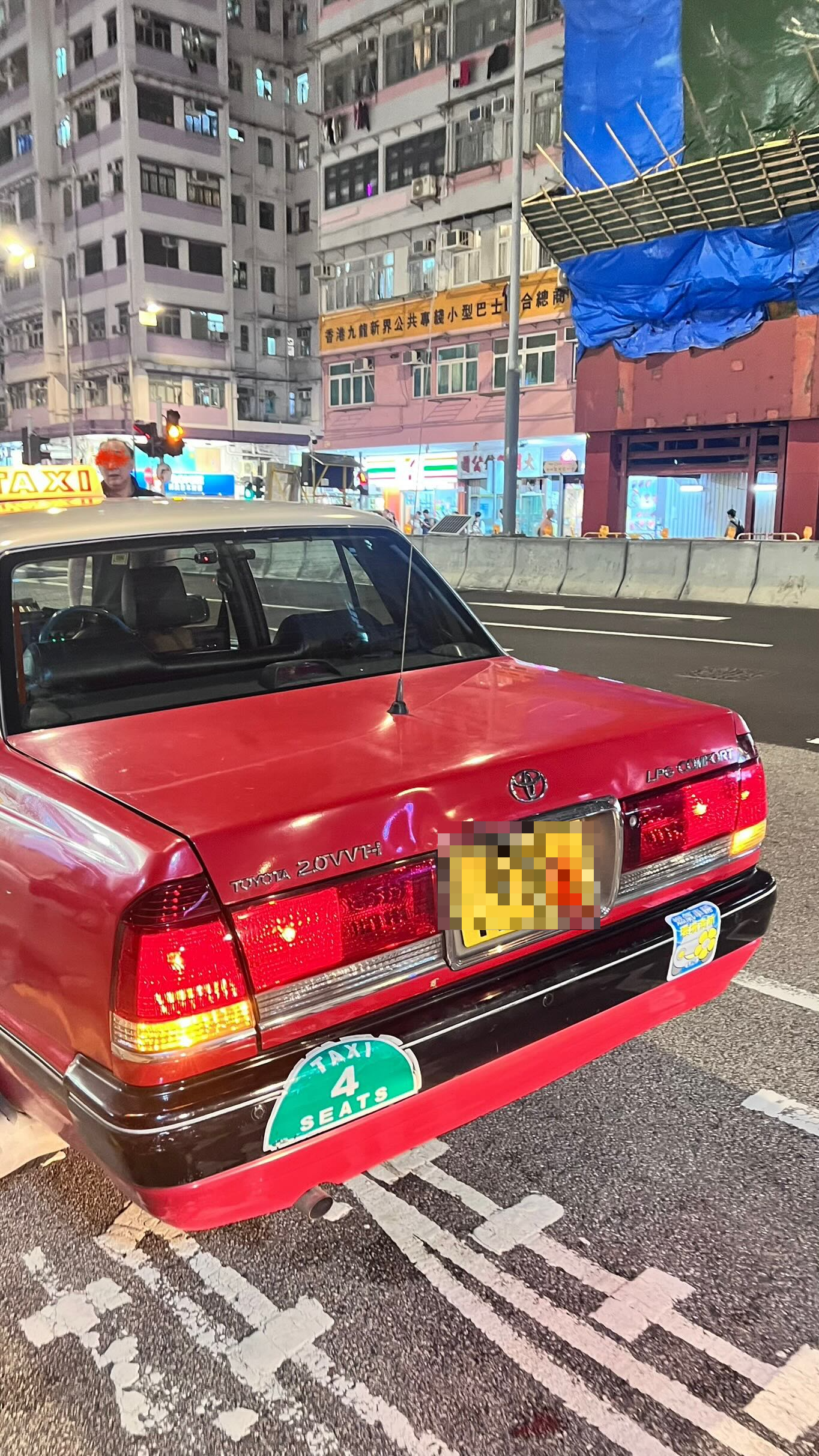 港女帶狗狗坐的士疑被司機拒載發文公審　網民正反熱議鬧完司機鬧乘客