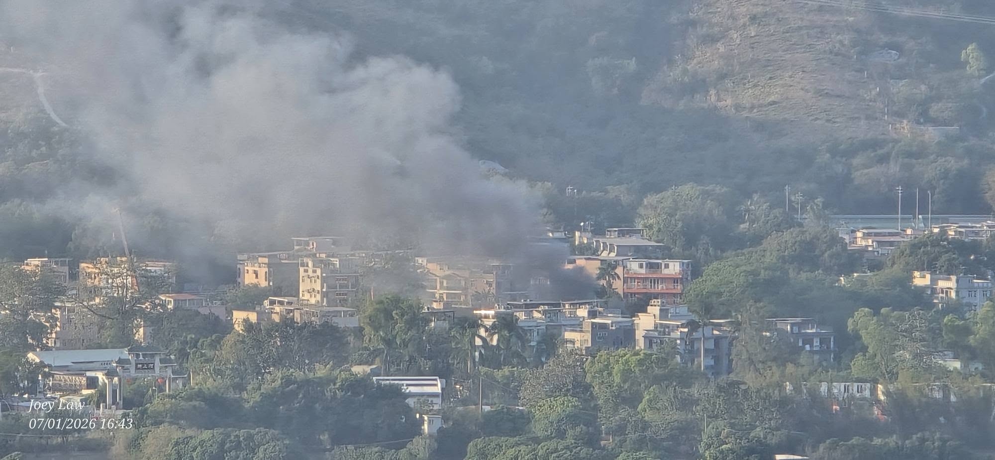 落馬洲河上鄉村木屋起火濃煙沖天　消防開喉迅速撲救 (FB@北區之友/Joey Law)