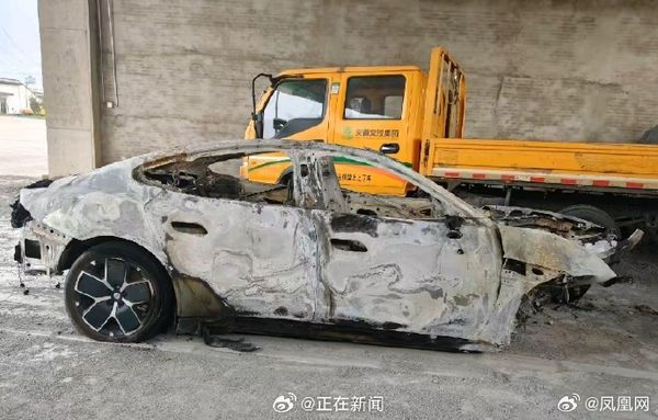 ▲小米電動車撞車起火釀3死，小米股價大跌超過5%。（圖／翻攝自微博）