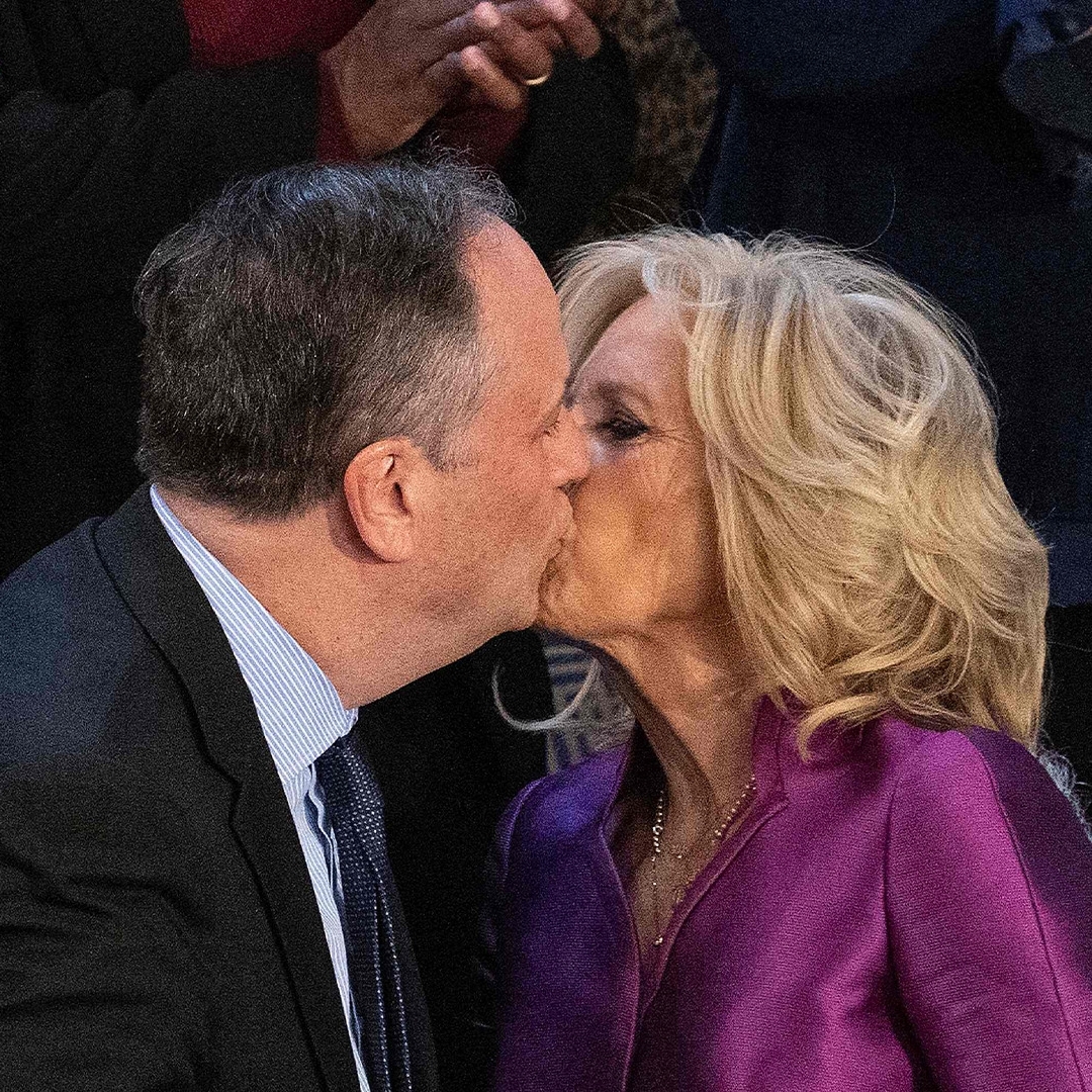 美國第一夫人和「第二先生」嘴對嘴親吻正常嗎？