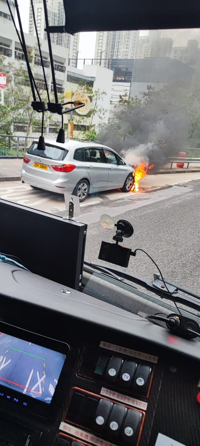 黃大仙巴士站寶馬起火猛烈燃燒冒火舌
