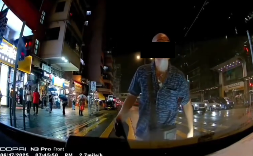 車Cam直擊｜港版「龜仙人」衝紅燈被呠唔忿氣，惡霸仲踢人車兼大罵車主。