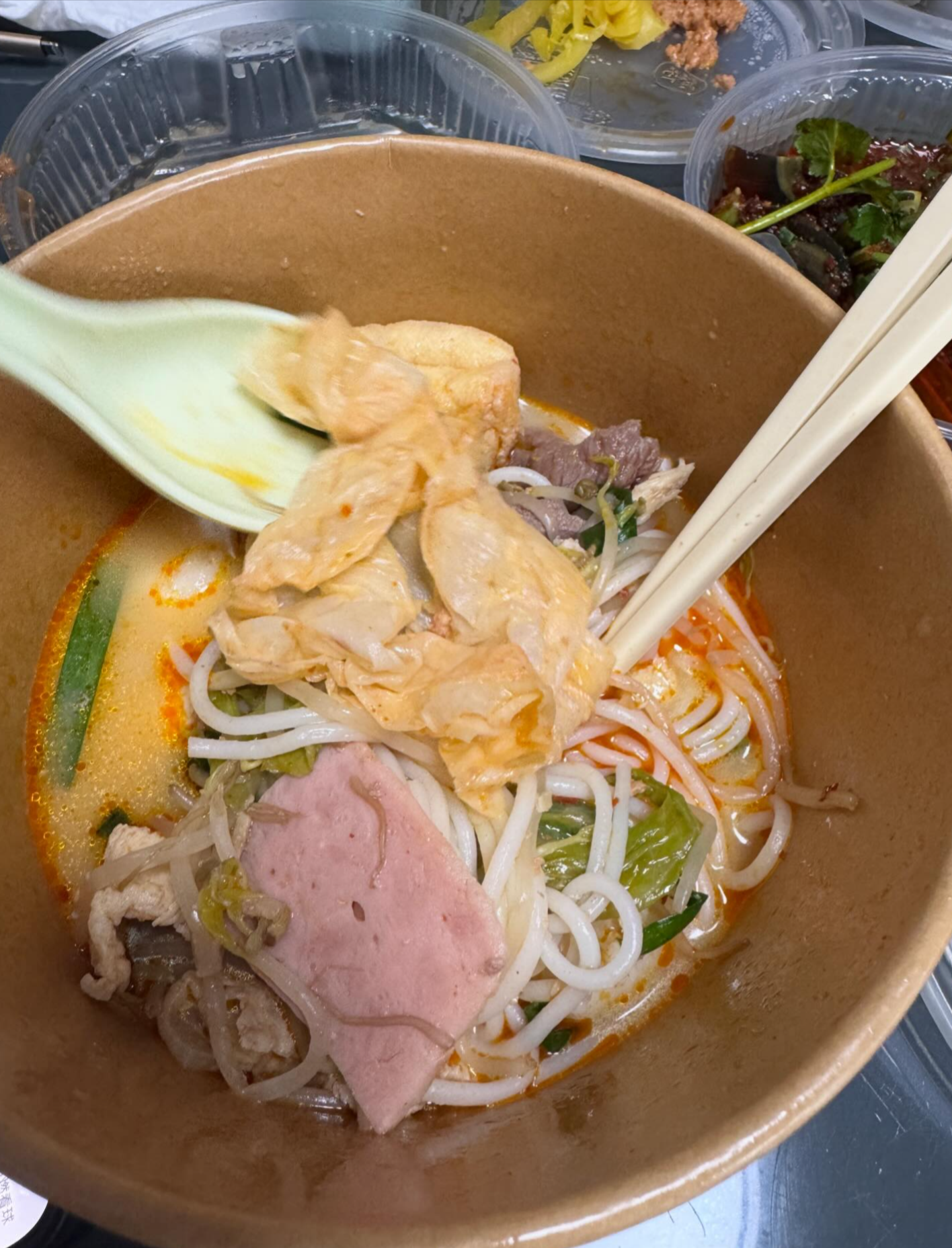 東張西望報料｜天水圍連鎖米線店「紙巾扮腐竹」　事主進食後才發現：勁恐怖