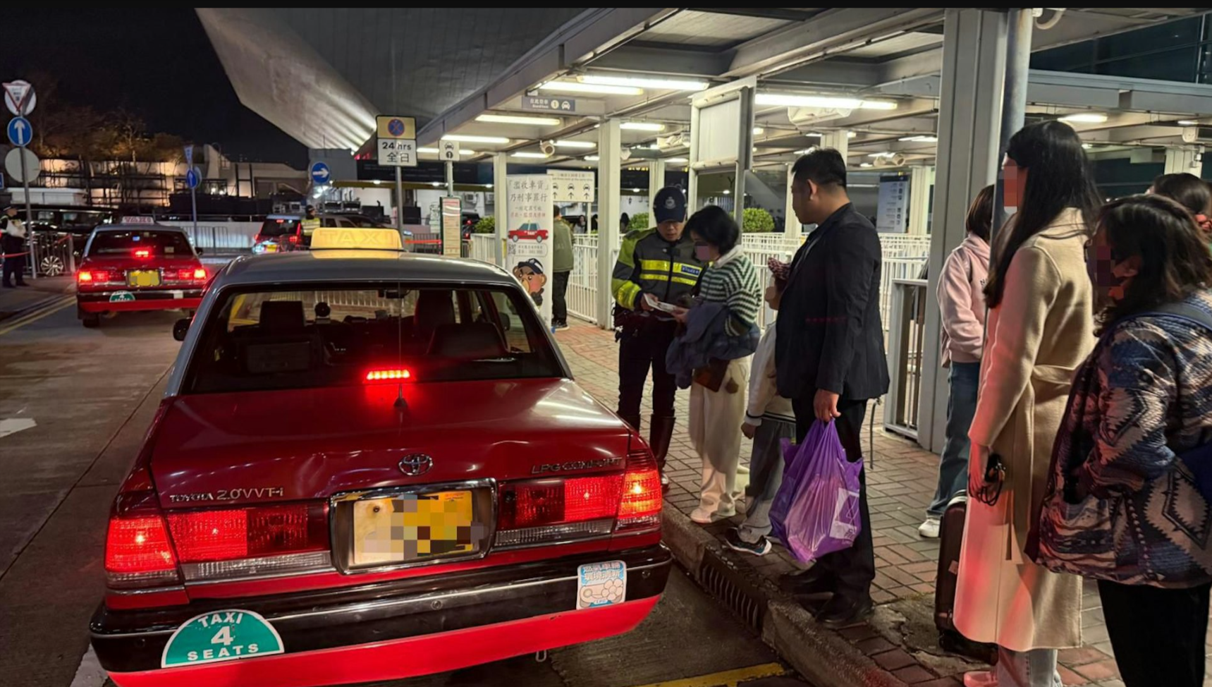 警方打擊「黑的」截查83輛載客的士　西九龍向遊客派合法車資單張