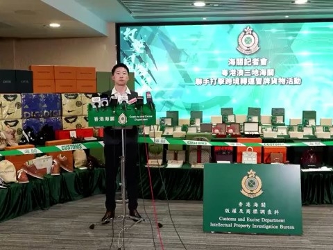 粵港澳三地海關聯手打擊跨境轉運冒牌貨物活動，檢獲約6.7萬件高仿冒牌貨品，市值約4400萬元，拘捕5人。