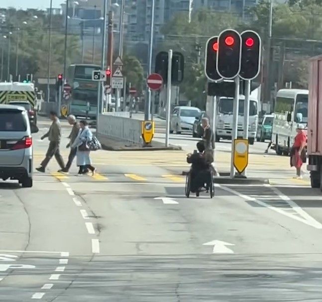 天水圍電動輪椅馬路高速奔馳