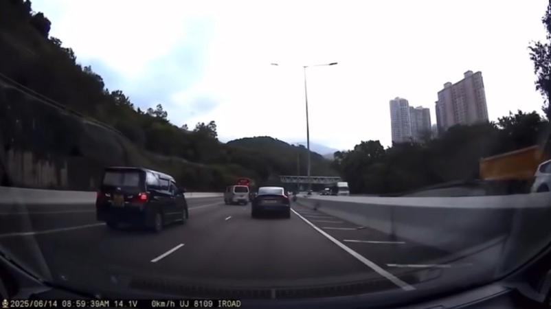 屯門公路貨Van失控翻側　「舞龍」完再打「白鴿轉」