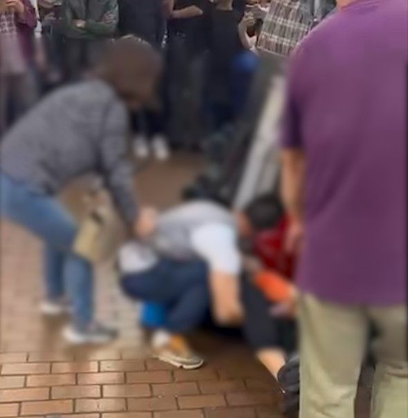 深水埗MMA｜兩男街頭互毆兼施「鉸剪腳」