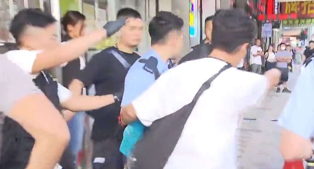 母子雙屍案｜中年婦疑鉸剪弒母焗死胞弟　警方列謀殺　深夜檢走證物