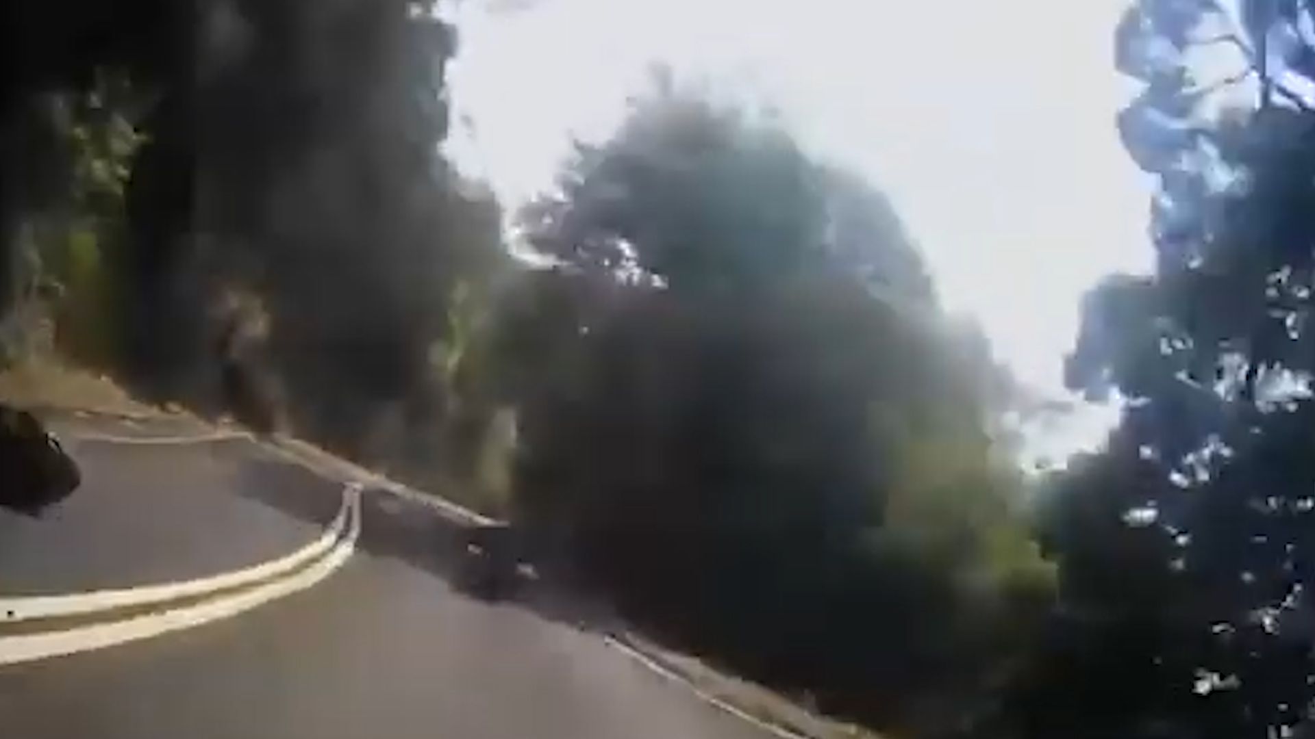 荃錦公路鐵騎士彎位失事翻滾6圈，電單車撼向山邊再反彈。