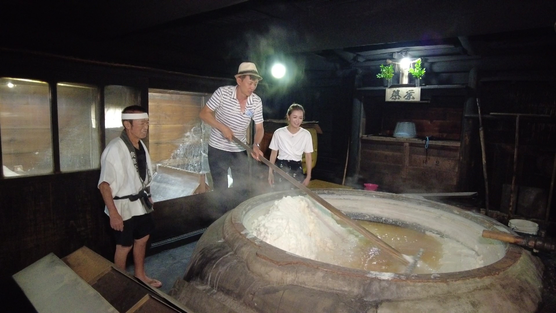 全新旅遊節目《45日環遊日本》，呢集講寶兒同明生製鹽過程，好考腰力，覺得呢個係好好嘅體驗。