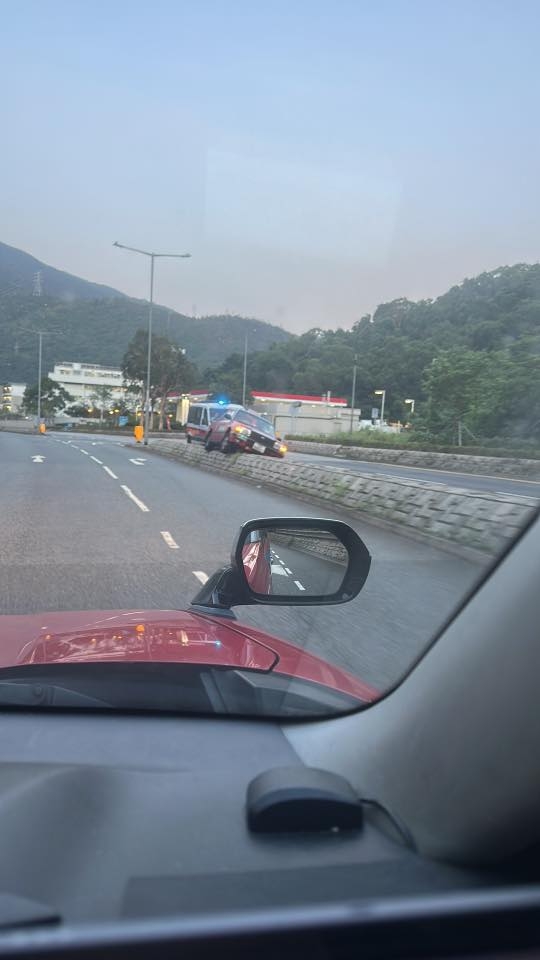 寶琳的士大玩雜技玩跨欄鏟上石壆　網民揶揄：腳底痕忘記用「愛膚堅」（Facebook／Geo-rge Chang）