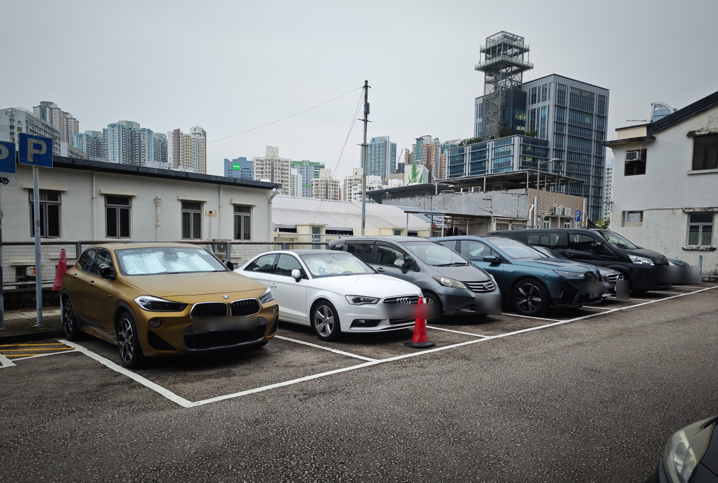 東張西望報料｜荃灣神秘免費車位變私家停車場？街坊控訴車霸長泊數日兼投訴無果 （觀眾陳先生報料提供）