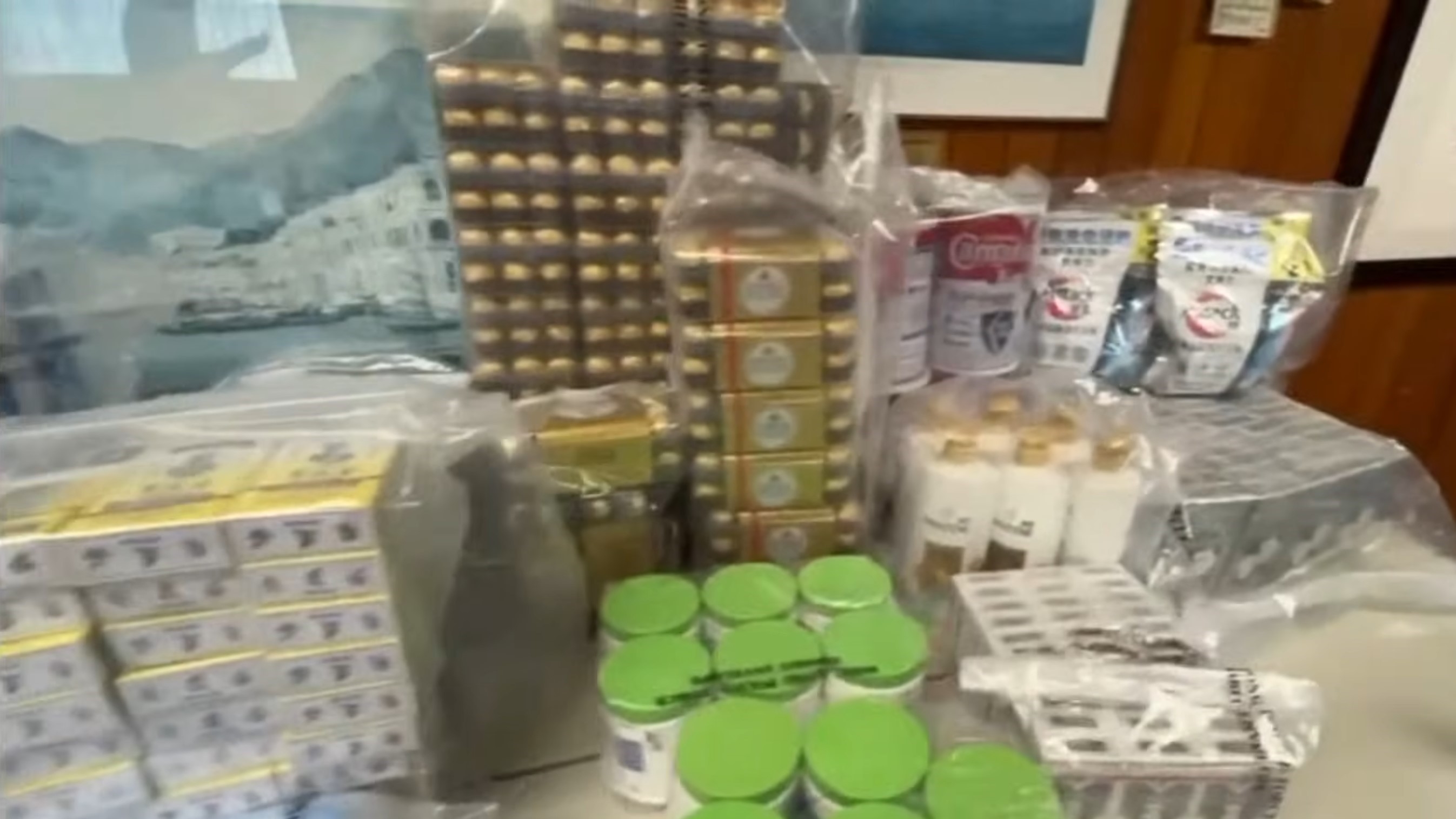 涉案證物。（警方YouTube直播截圖）